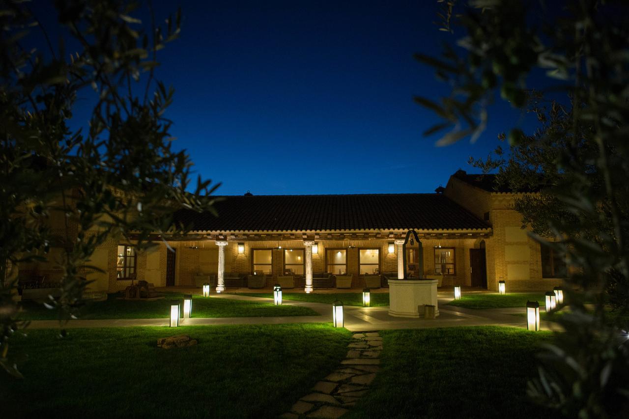 Posada Isabel De Castilla มาดริกาล เด ลาสอัลตาสตอร์เรส ภายนอก รูปภาพ